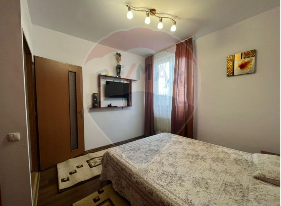 Apartament spațios-3 camere-la curte în Turnișor-Inchiriere