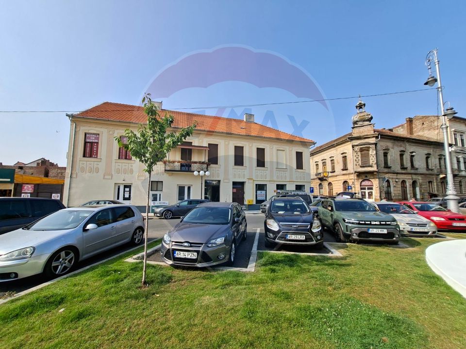 Spațiu comercial 75 mp  Piata Catedralei. Vitrină si acces din stradă