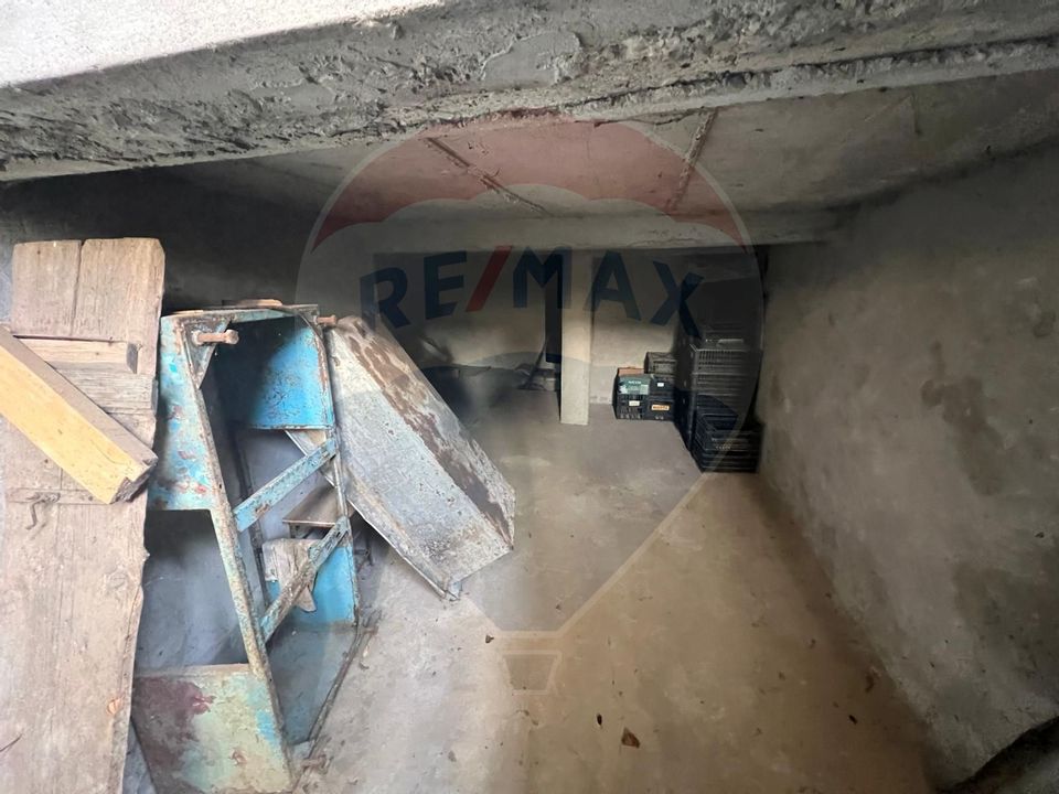 Casă cu 6 camere de vânzare