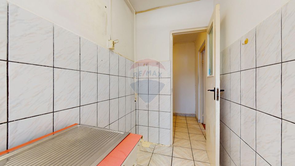 De vânzare: 2 camere, baie cu geam, etaj 2