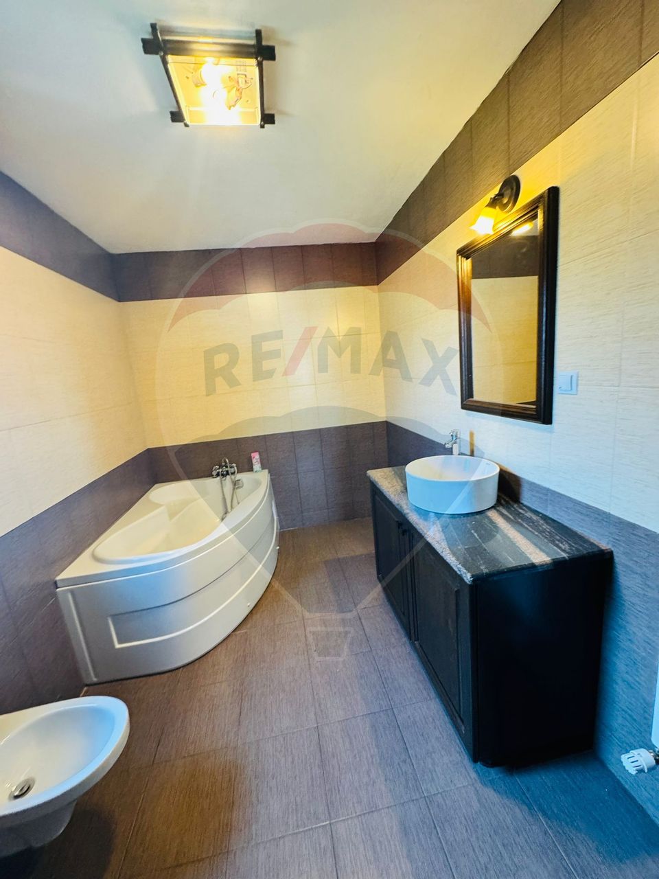 Casă / Vilă cu 4 camere de vânzare