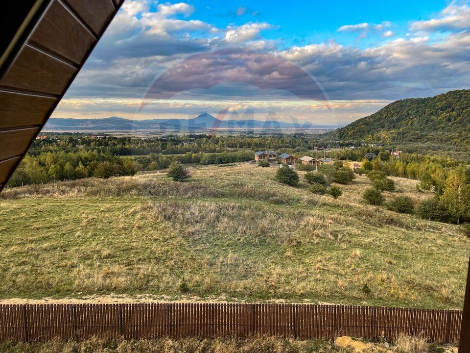 Vilă tip A-Frame, pe un platou montan, vedere panoramica catre Bucegi