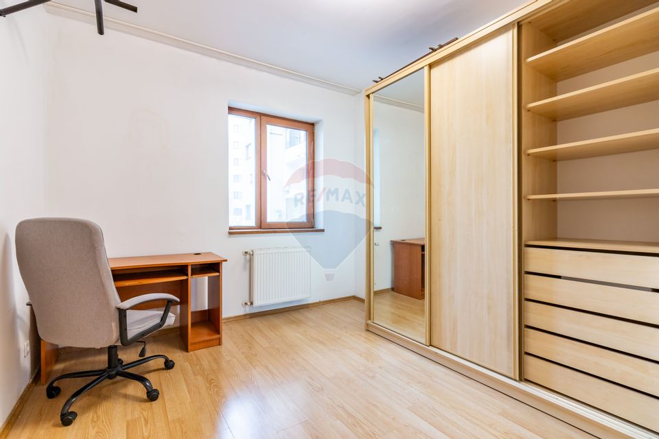 Apartament cu 3 camere de vânzare în zona Mihai Bravu