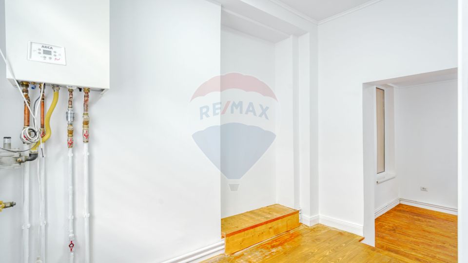 REZERVAT! Apartament generos, 6 camere, 3 băi, str Castelului