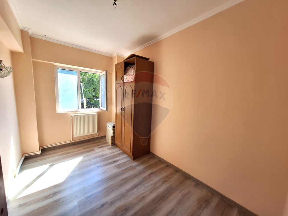 Apartament cu 3 camere de vânzare în zona Pod