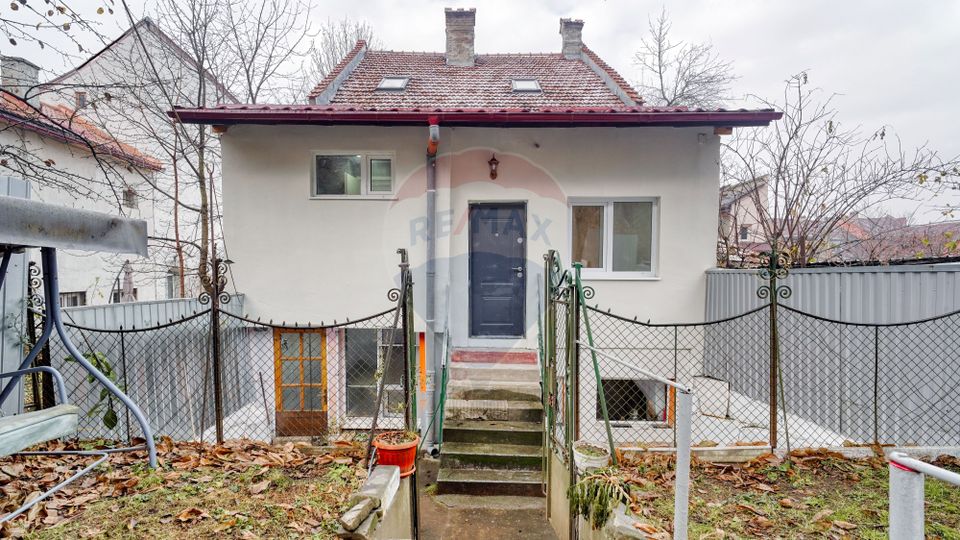 REZERVAT! Apartament generos, 6 camere, 3 băi, str Castelului