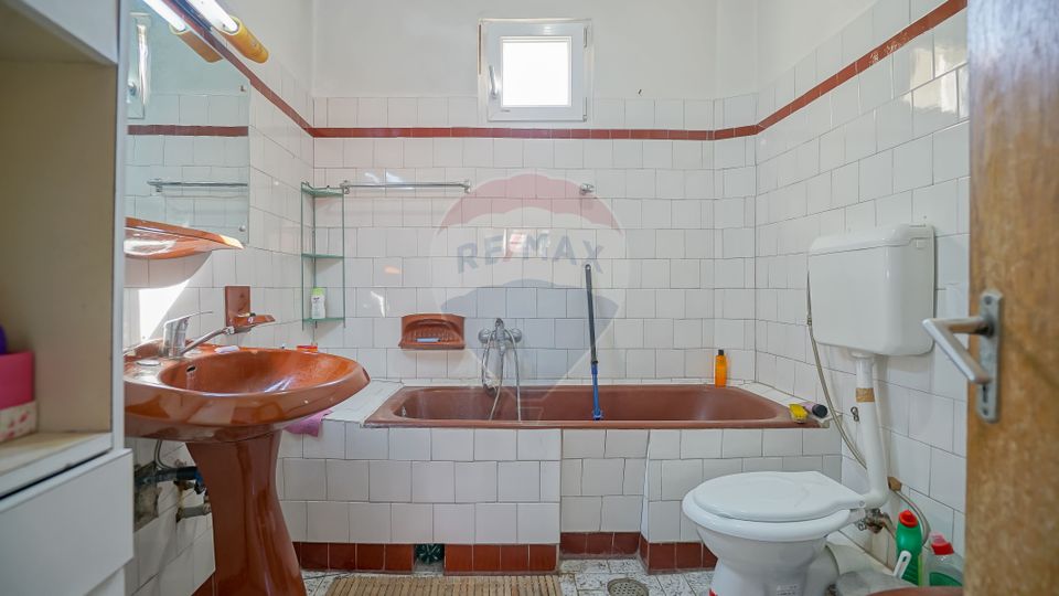 REZERVATA! Vilă impozantă, cu două apartamente și mansardă, Schei