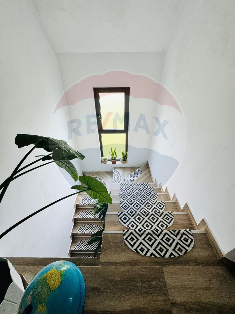 Casă / Vilă cu 5 camere de vânzare în zona Nord-Est