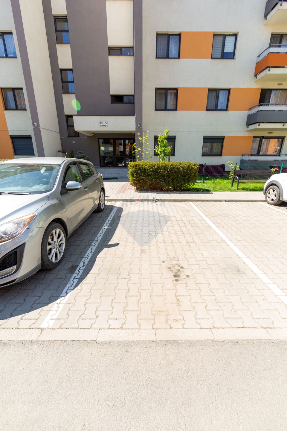 Apartament cu 3 camere, grădină proprie și parcare – Casa Nobel