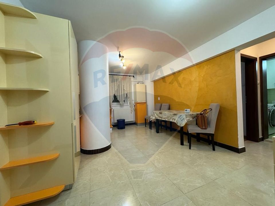 Apartament cu 3 camere de închiriat în zona Central