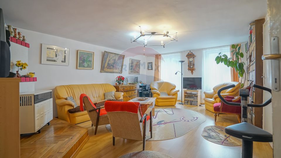 REZERVAT!  Casă / Vilă cu doua apartamente, 8 camere, în zona Schei