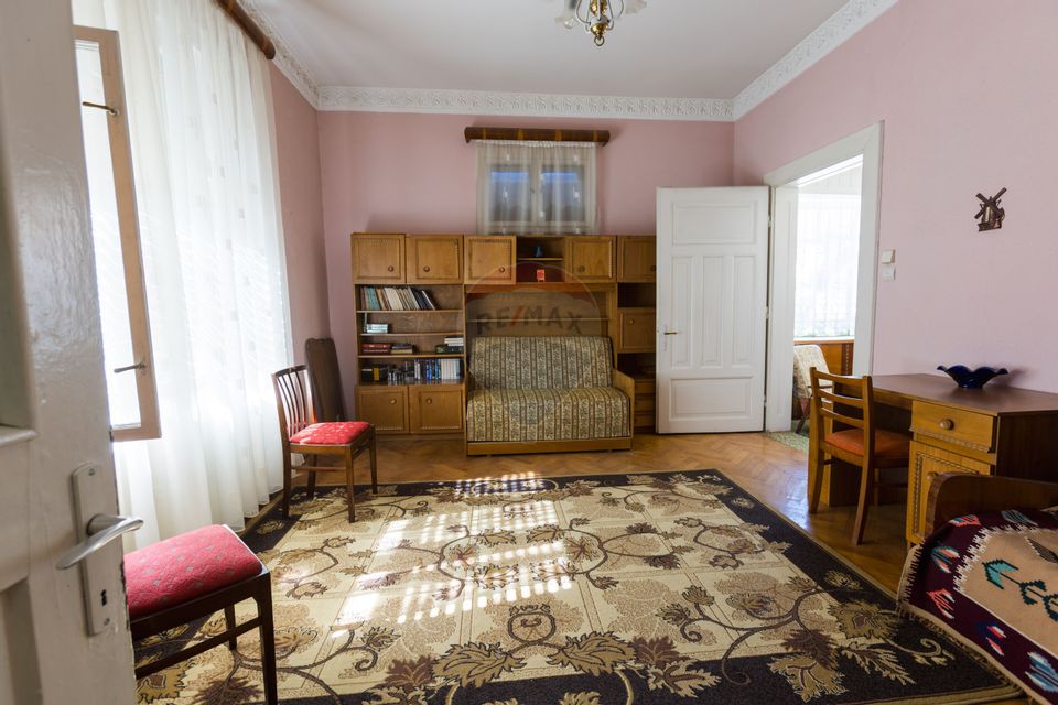 Doua Case de vanzare cu 5 camere + 3 camere,  stradal in Bran!