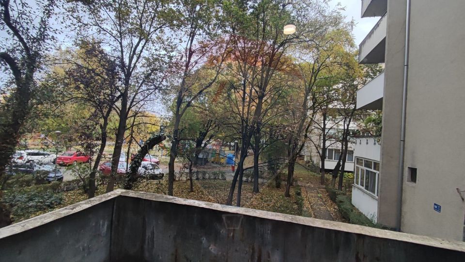 De inchiriat apartament 3 camere spatios  etaj 1 Splaiul Crisanei