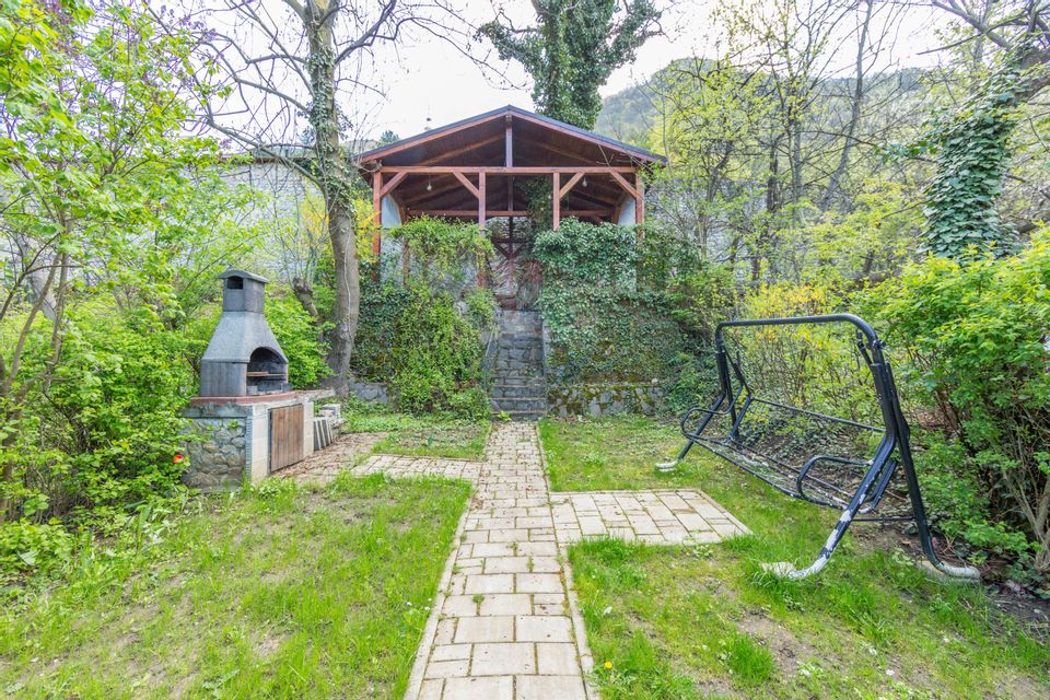 Property Located under Tâmpa composed of 2 Houses and Garden,