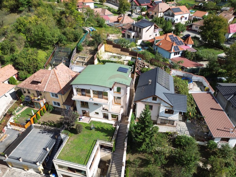 Casă spectaculoasă în Mediaș – reședința antrenorului Cristi Pustai