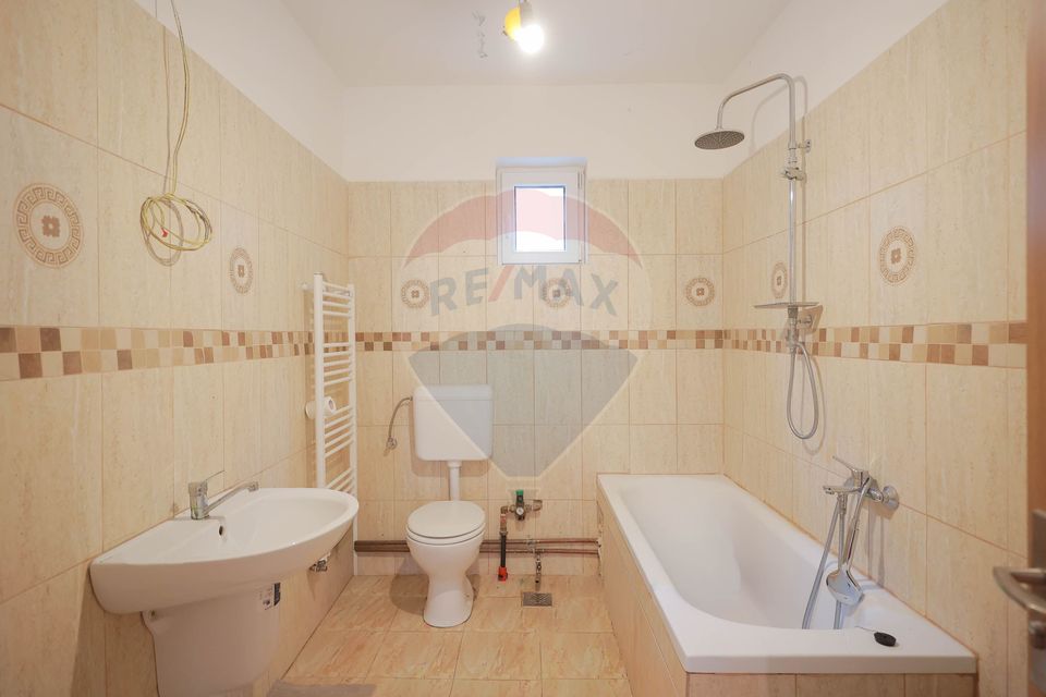 De vânzare teren 2.440 mp cu casă, asfalt și utilități – Alparea