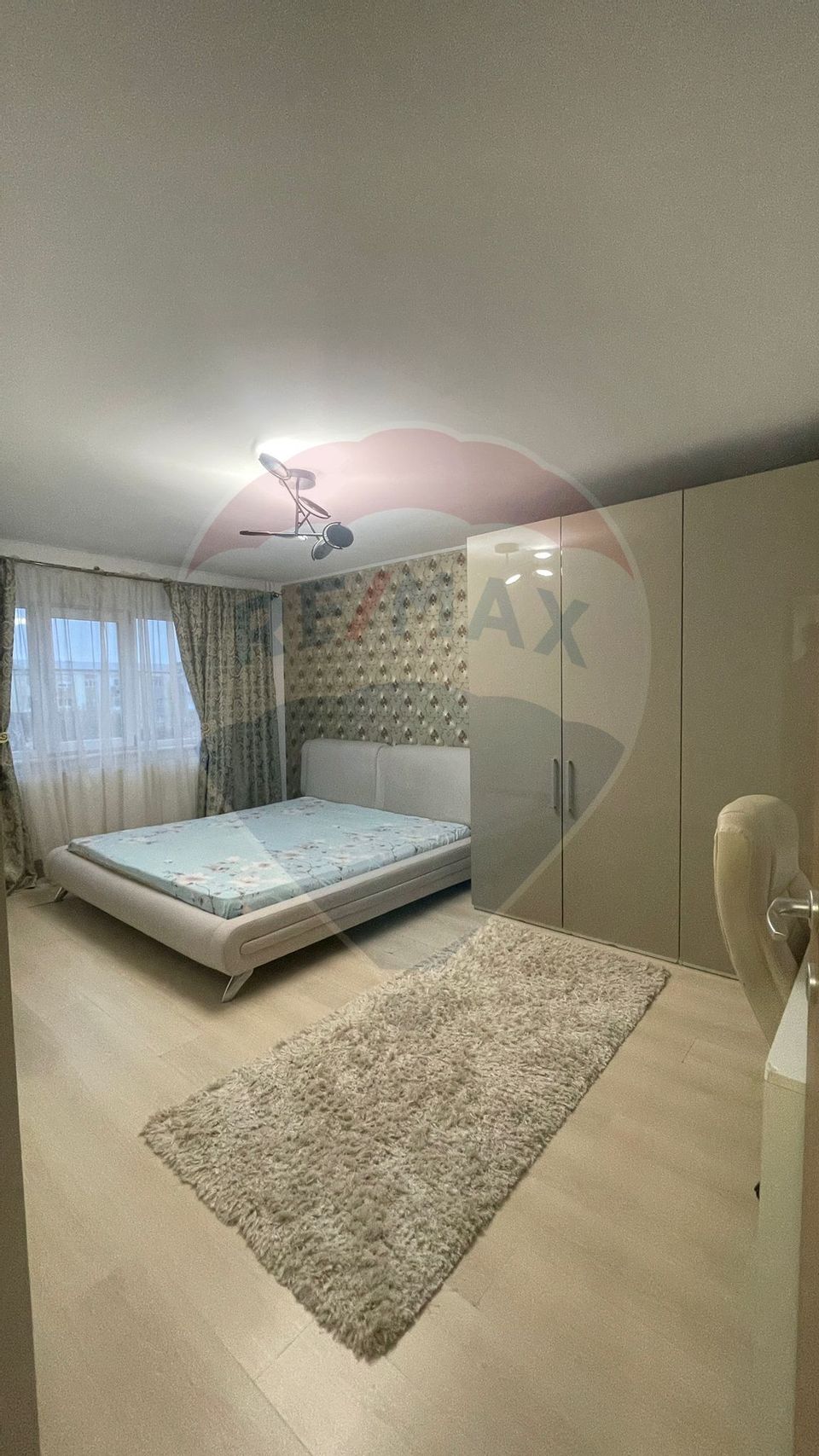 Apartament cu 4 camere de închiriat în zona Sarari