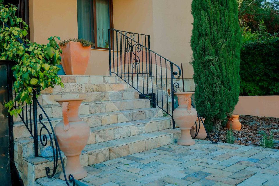 Casă / Vilă cu 5 camere de vânzare în zona Dealuri Oradea