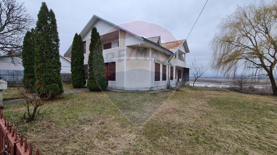 Casă / Vilă la gri, teren comuna Tamași, județul Bacău
