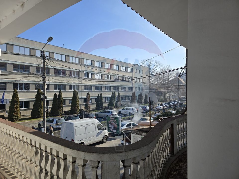 Apartament cu 4 camere de vânzare în zona Central