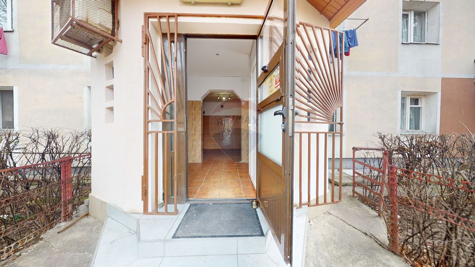 18sq.m Commercial Space for rent, Florilor area