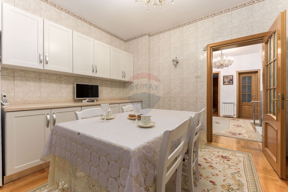 5-room apartment in villa, courtyard and outbuildings in Dorobanti