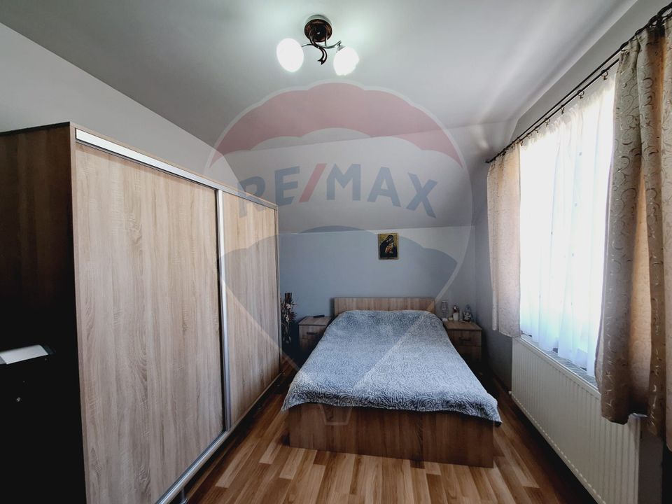 Casă / Vilă cu 5 camere de vânzare la 12-15 minute de Oradea