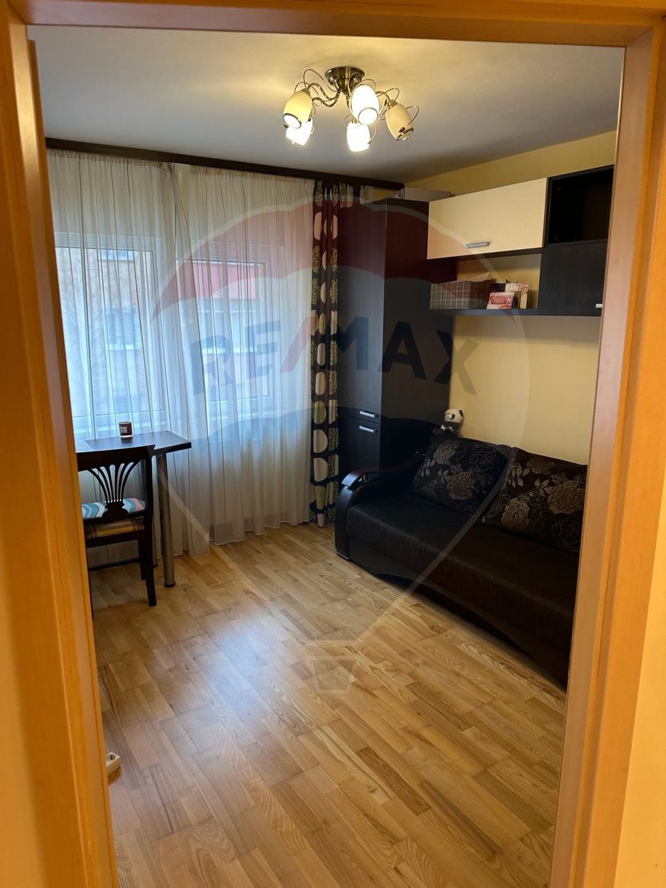 DE INCHIRIAT Apartament cu 4 camere în zona Scriitorilor