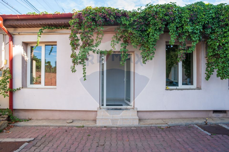 Casă / Vilă cu 10 camere si teren generos, Sos. Salaj