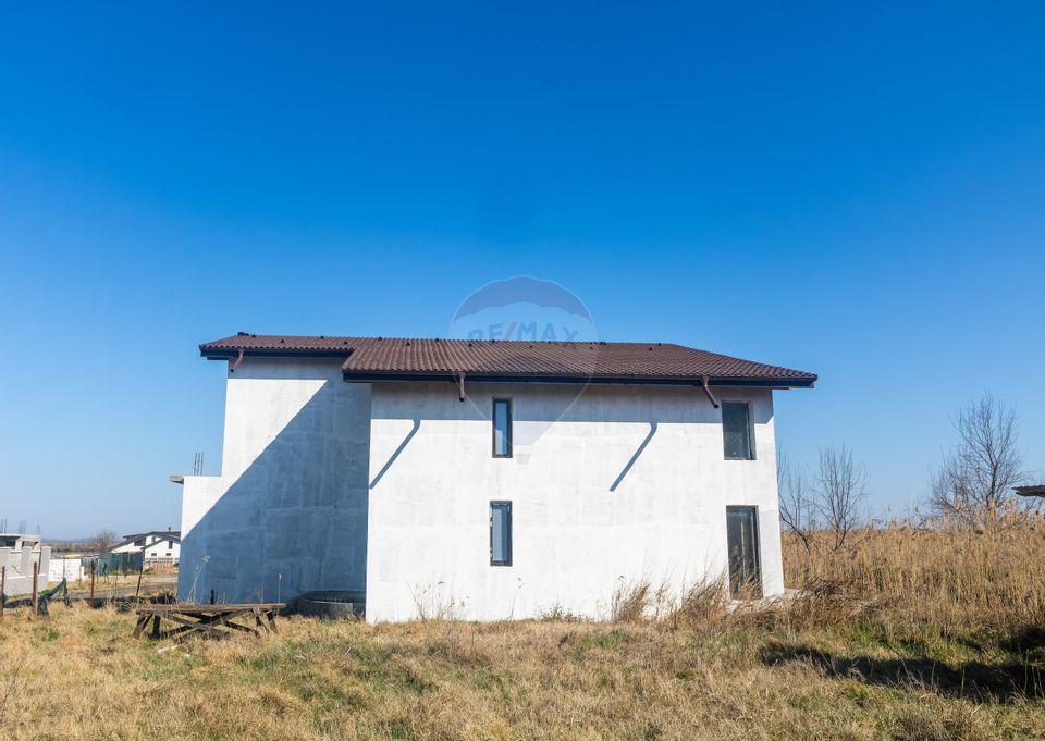 Casă / Vilă cu 4 camere de vânzare /zona Baltag