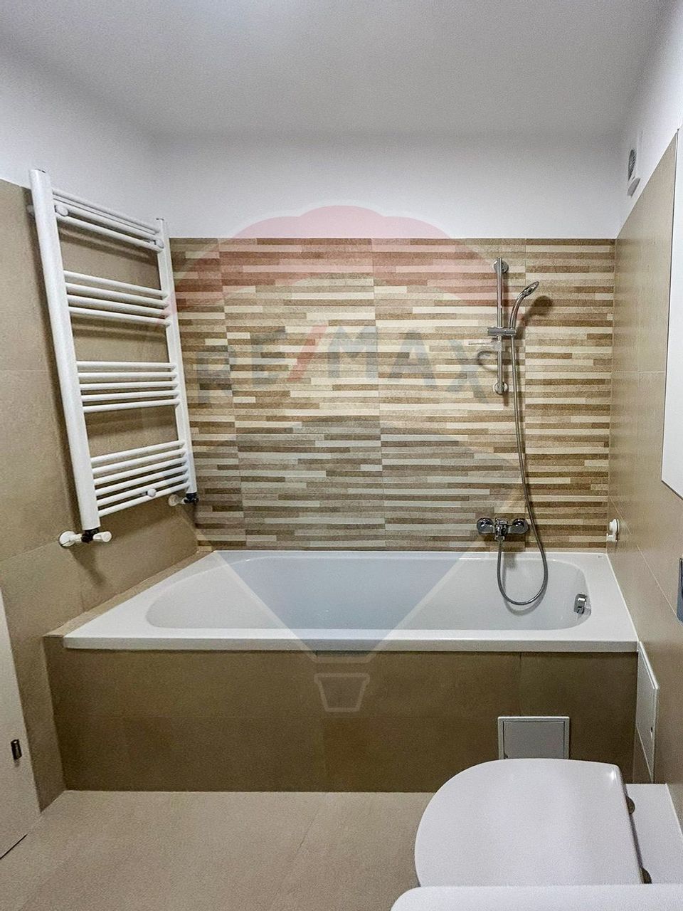 Apartament cu 3 camere de vânzare în zona Tractorul