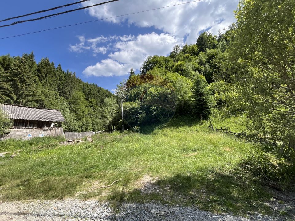 Teren de vânzare la munte cu râu în față și priveliște superbă