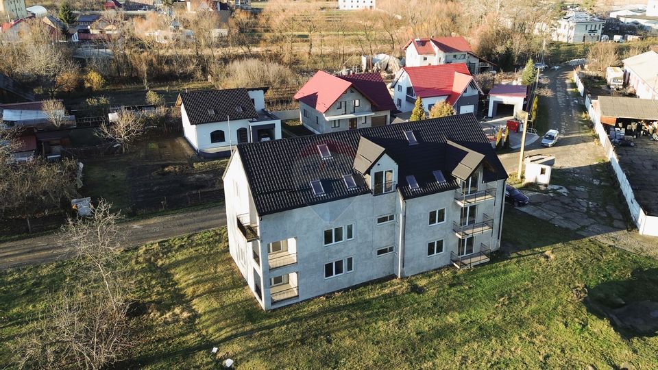 De vanzare bloc la gri format din 9 apartamente