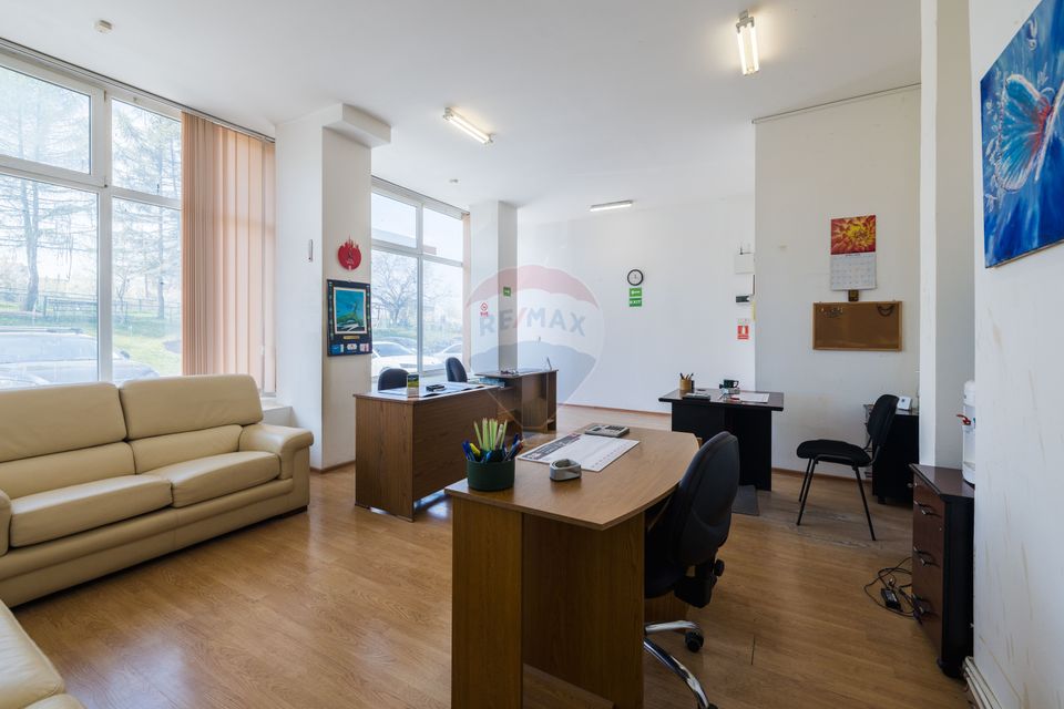 Commercial space with generous window and excellent visibility