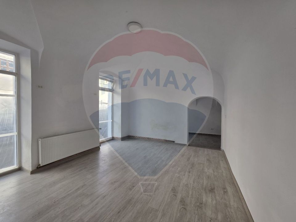 80sq.m Commercial Space for rent, Ultracentral area