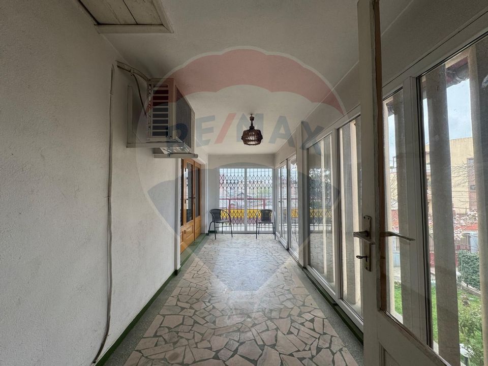 House / Villa with 6 rooms for sale in the area of 23 August (Catelul)