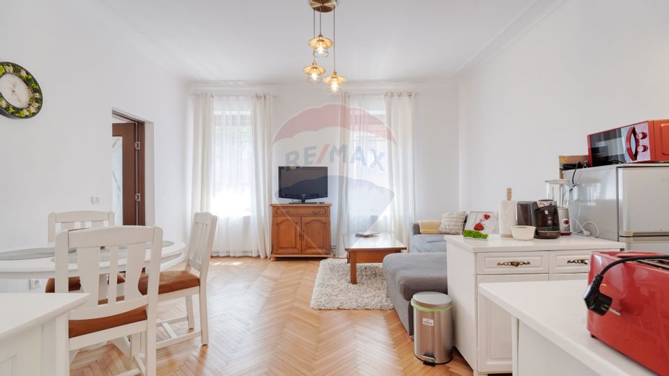 Apartament renovat clasic, cu 2 camere, 2 băi, Centrul Istoric Brașov