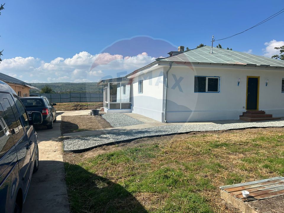 Casă renovată cu 4 camere în Urechești