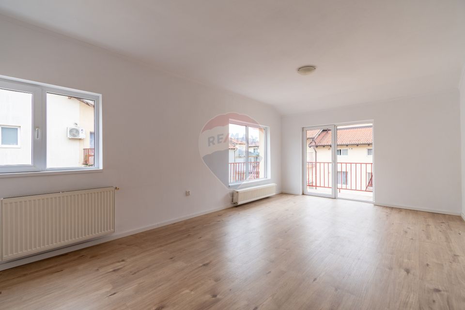 Apartament renovat cu 2 camere + loc de parcare de vanzare Floresti