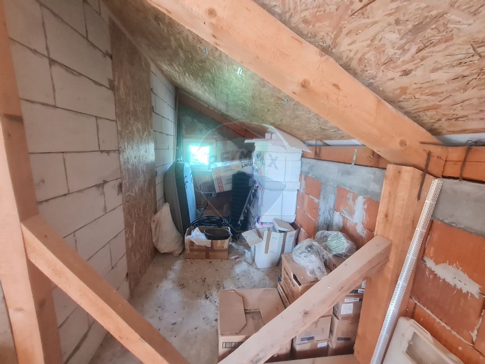 Casă cu 5 camere de vanzare (P+M) in comuna Bolotesti si teren 6266 mp