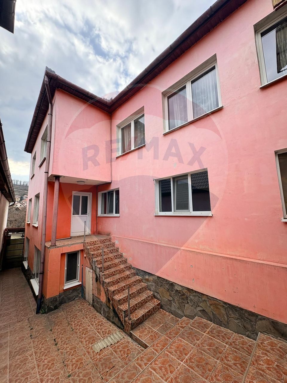 Casă cu curte generoasă și multiple posibilități – zona Moșnei