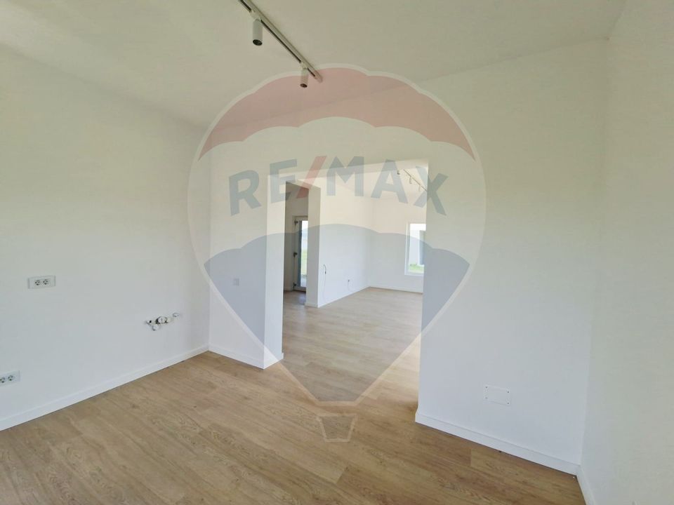 Casă / Vilă - 132,5 mp  , teren - 264 mp  / zona Cârcea