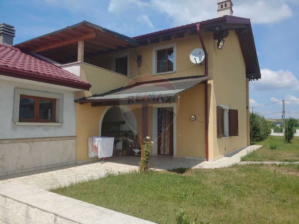 Casă / Vilă de lux cu 5 camere de vânzare în Vadu Moldovei, Suceava