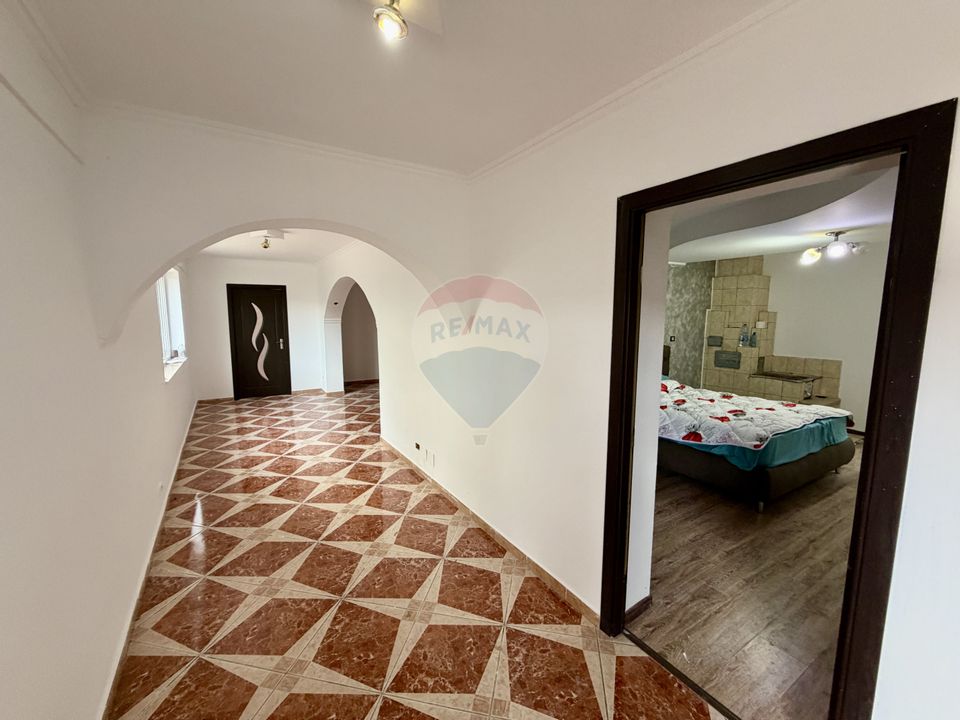 Casă / Vilă cu 8 camere