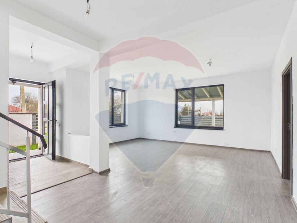 Modern 5 bedroom villa GF+1 for sale in Crevedia