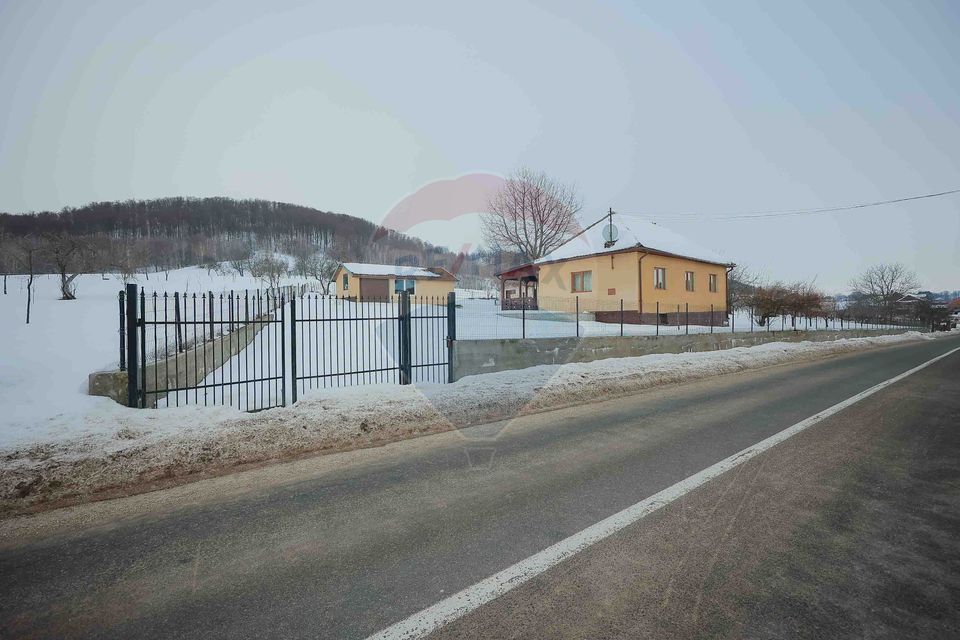 Casă cu 4 camere din cărămidă, de vânzare în zona Bratca-Damiș
