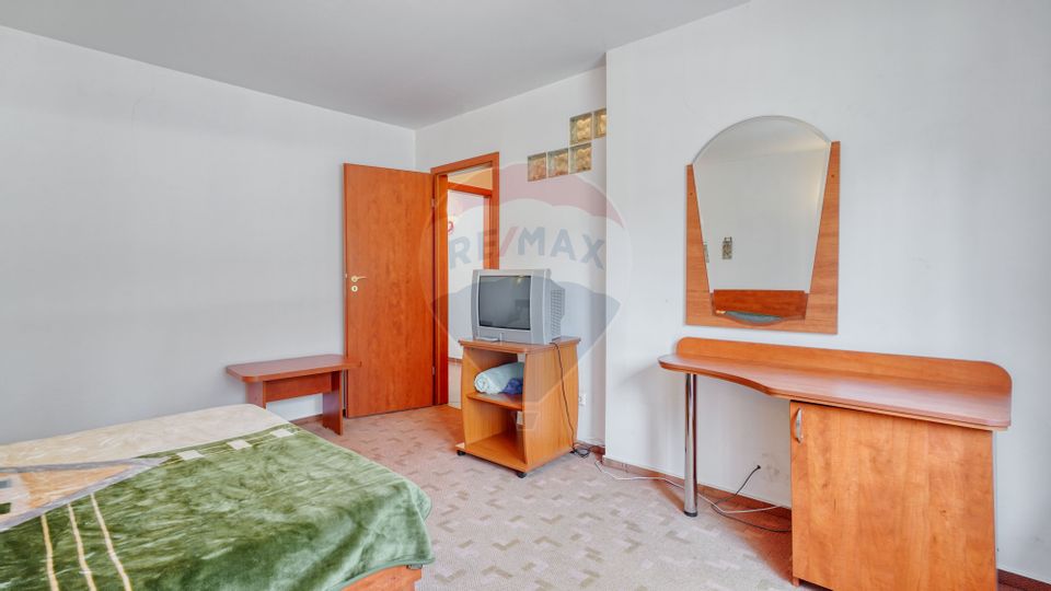 Casă / Vilă cu 8 camere de vânzare în zona Valea Rasnoavei