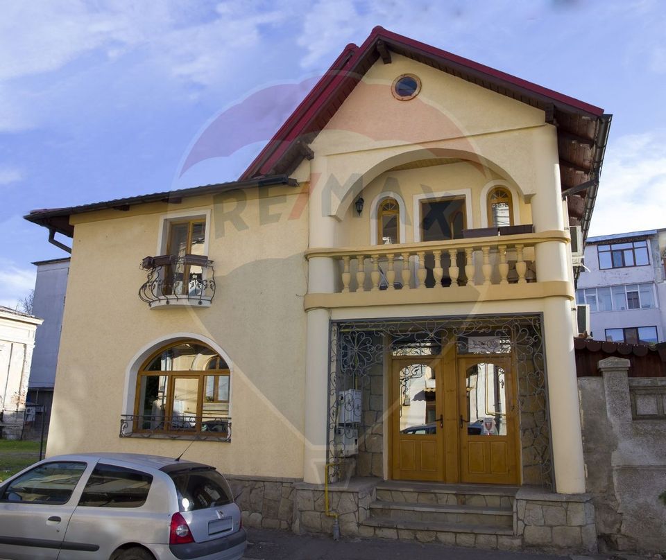 Casă / Vilă cu 14 camere de vânzare în zona Centrală