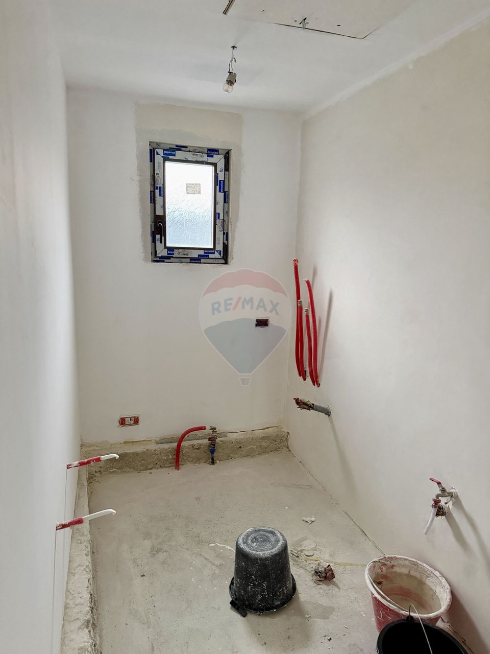 Casă cu 4 camere de vânzare