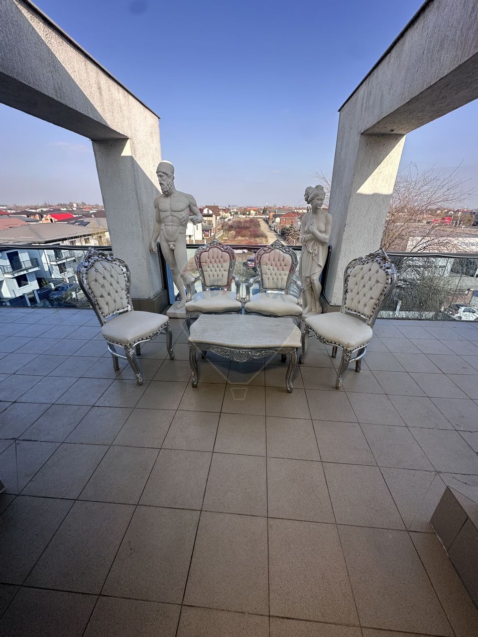 Apartament cu 4 camere de vânzare